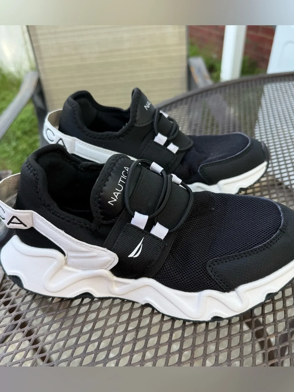 Nautica Kid’s 4 Low Top Athletic Sneakers Black White Lace-Up Activewear Casual